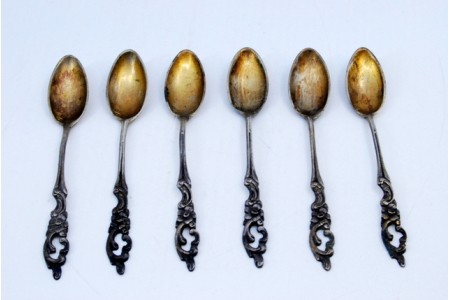  Conjunto de seis colheres de café em prata com os cabos recortados e relevados.